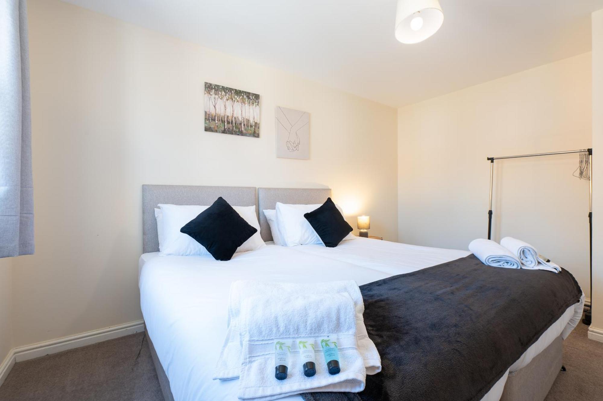 Spacious 4 Bedroom, Perfect For Contractors, Families, Private Parking Royal Wootton Bassett Exterior foto