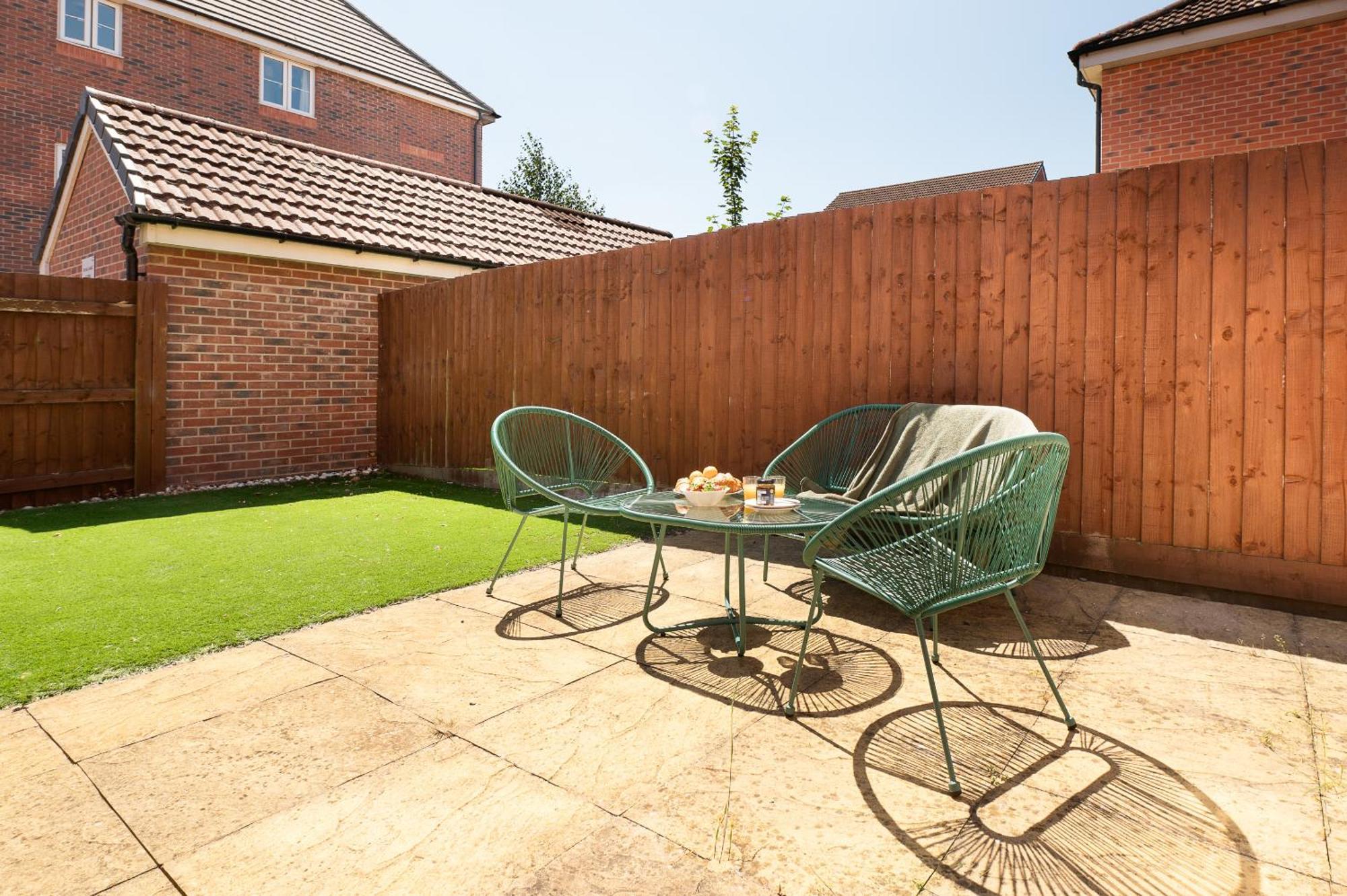 Spacious 4 Bedroom, Perfect For Contractors, Families, Private Parking Royal Wootton Bassett Exterior foto
