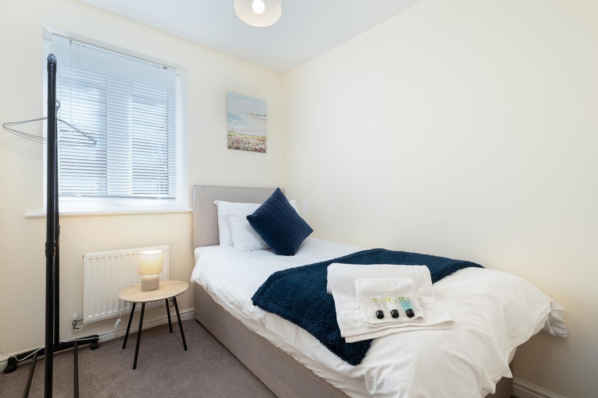 Spacious 4 Bedroom, Perfect For Contractors, Families, Private Parking Royal Wootton Bassett Exterior foto